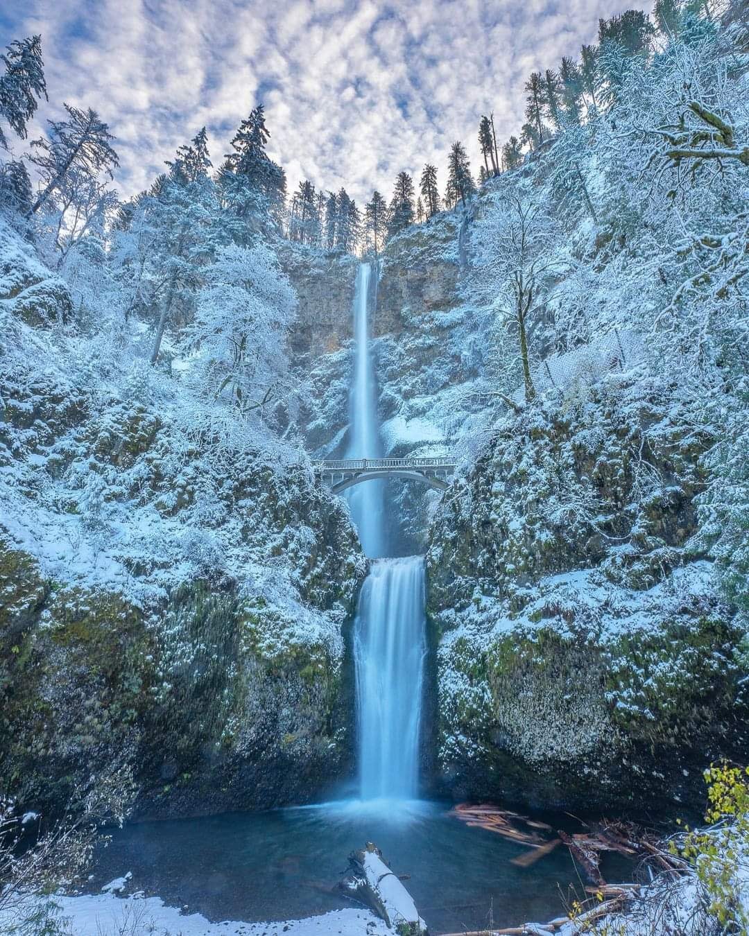 Multnomah Falls In Oregon, USA.jpg